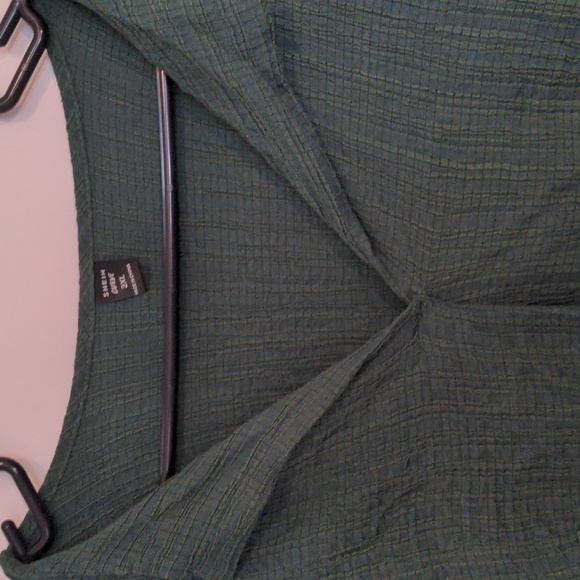 SHEIN Curve 2XL Dark Green Crinkle Texture V-Neck Tunic Top - Picture 4 of 5